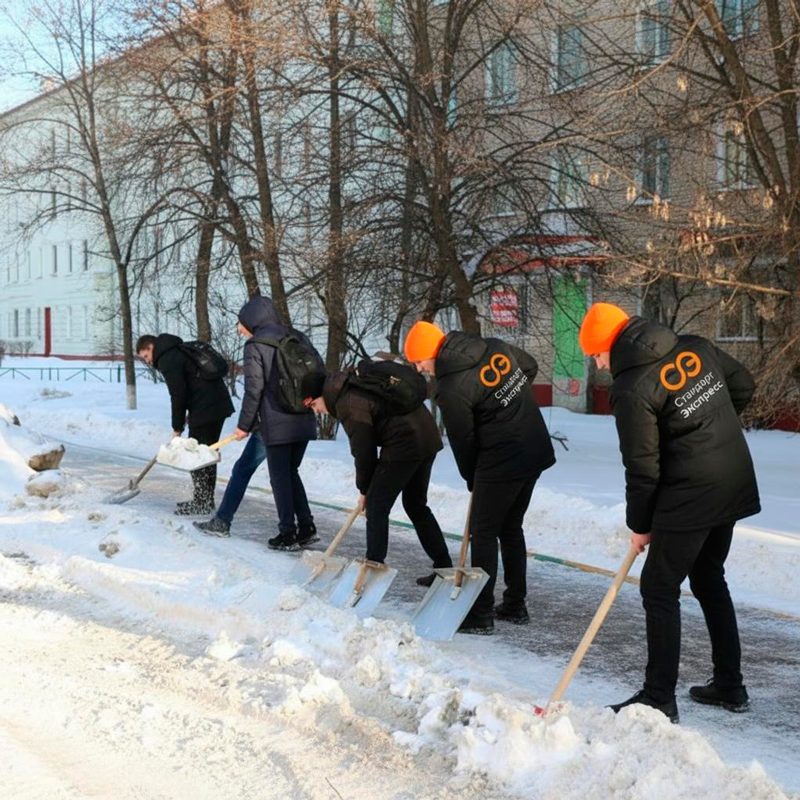 Уборка снега с крыш и территорий в Белоярском